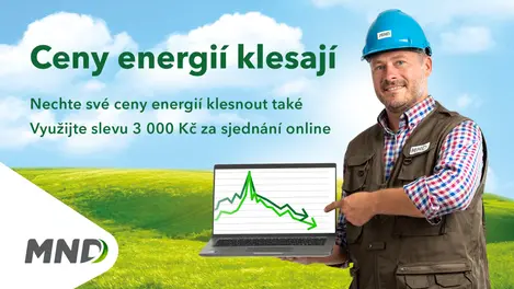 Odborník s notebookem, kde klesají ceny energií MND