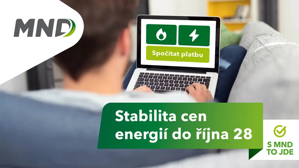 Muž sedí na pohovce a používá laptop s viditelným vypočítávačem plateb energie, obraz obsahuje text „Stabilita cen energií do října 28“, logo MND a slogan „S MND to jde“.