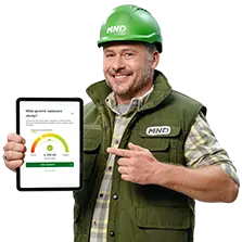 Malá obrázek se specialistou, který drží tablet s aplikací MND