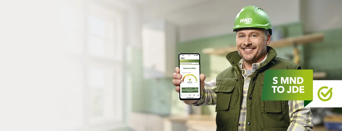 Specialista z MND s telefonem a aplikací jak nastavit zálohy