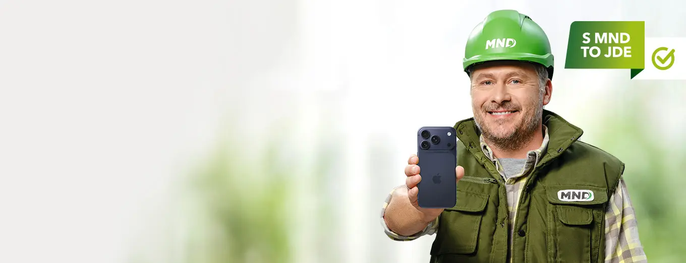 Banner s mužem, který drží v ruce iPhone.