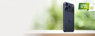 Banner s mužem, který drží v ruce iPhone.