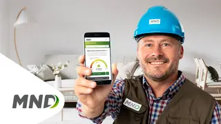 Odborník z MND s mobilem v ruce