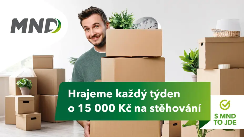 Osoba drží dvě kartonové krabice v místnosti plné dalších krabic a pokojových rostlin s promo textem MND.