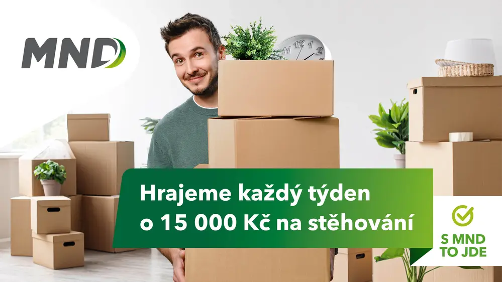 Osoba drží dvě kartonové krabice v místnosti plné dalších krabic a pokojových rostlin s promo textem MND.